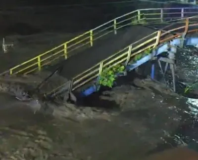 Breaking News, Jembatan Lama Ekoproyo Tegal Ambruk, Pondasi Tergerus Banjir Sungai Gung