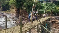 Warga Guci dan Rembul Swadaya Bangun Jembatan Bambu di Pancuran 13