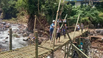 Warga Guci dan Rembul Swadaya Bangun Jembatan Bambu di Pancuran 13