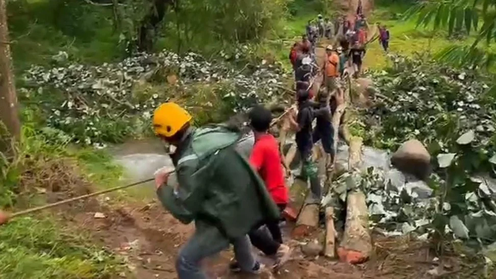 Warga Bangun Jembatan Darurat Akses Desa Semingkir - Watukumpul Pemalang