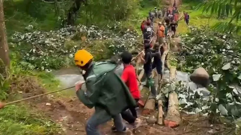 Warga Bangun Jembatan Darurat Akses Desa Semingkir - Watukumpul Pemalang