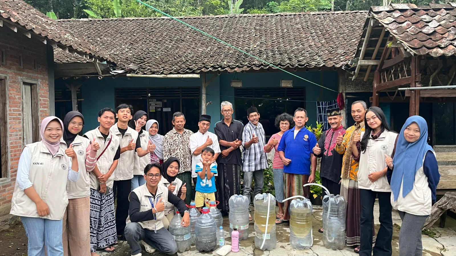 Mahasiswa KKN dari UPY menggelar sosialisasi pemanfaatan galon bekas sebagai media budidaya ikan lele