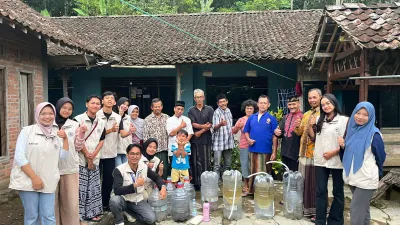 Mahasiswa UPY Manfaatkan Galon Bekas untuk Budidaya Ikan Lele