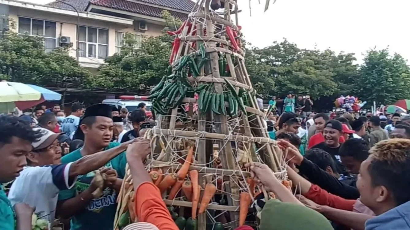 Empat Gunungan Ludes Diperebutkan, Ribuan Warga Kendal Sambut Ramadan 1447 H