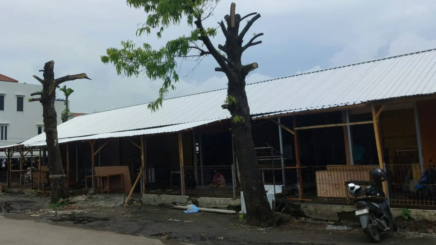 Jelang Idul Fitri, Lapak Darurat Pedagang Pakaian Pasar Pagi Pemalang Siap Dipakai