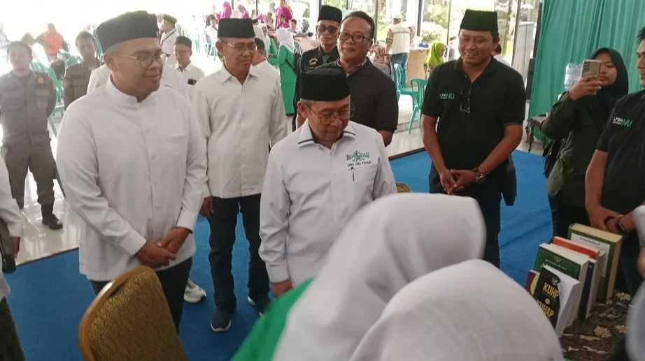 Bupati Batang M. Faiz Kurniawan (kiri), meninjau pelaksanaan cek kesehatan gratis di Pendapa Kabupaten Batang.