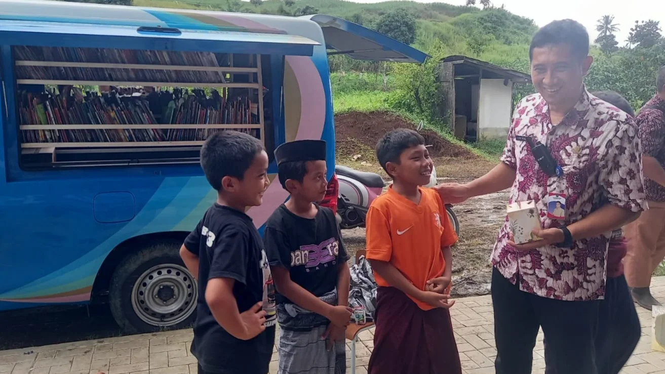 Dinas Perpustakaan dan Kearsipan (Perpusip) Kabupaten Tegal bersama sejumlah komunitas pegiat literasi menghibur siswa SD Padasari 01 dan KB Al Muna Padasari yang terdampak bencana, Kamis, 12 Februari 2026.