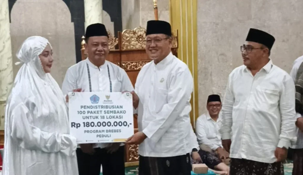 Safari Ramadan di Ponpes Al Hikmah 2, Bupati Brebes Paramitha Prihatin Warga Terdampak Bencana
