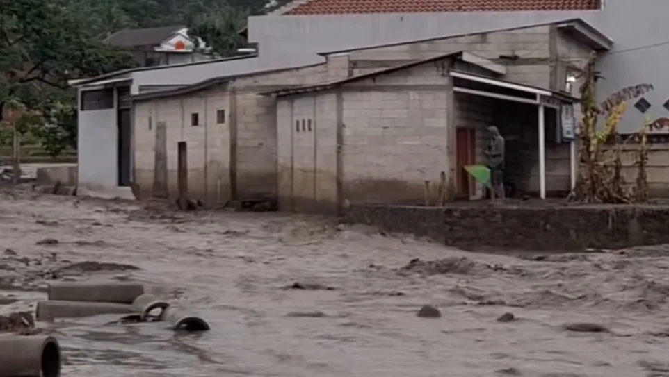Sungai Keruh Bumiayu Banjir, Tanggul Jebol, Adisana Kebanjiran Lagi
