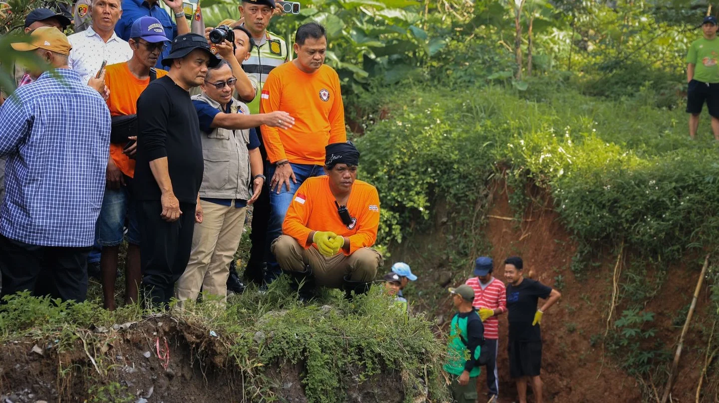 Gubernur Jawa Tengah, Ahmad Luthfi, meninjau langsung proses penanganan tanah longsor di Perumahan Delta Asri, Leyangan, Kecamatan Ungaran Timur, Kabupaten Semarang, Selasa, 17 Februari 2026.