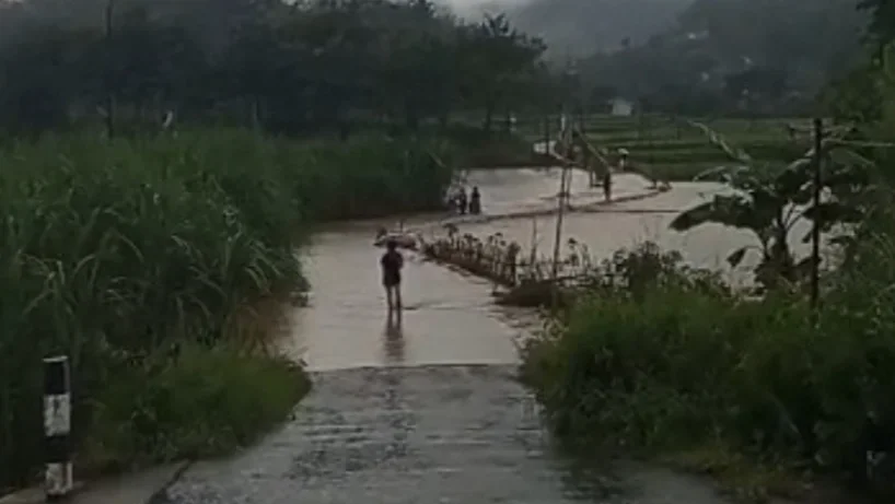 Sungai Cikuya Brebes Meluap, Akses Cinanas–Pruwatan Terendam, Warga Nambo Karanggempol Putar Lewat Muara
