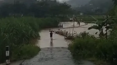 Sungai Cikuya Brebes Meluap, Akses Cinanas–Pruwatan Terendam, Warga Nambo Karanggempol Putar Lewat Muara