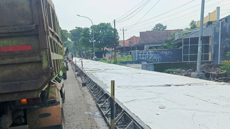 Kendaraan dari arah Bumiayu menuju Tegal atau sebaliknya melintas bergantian di Margasari Tegal karena ada proyek pengecoran jalan.