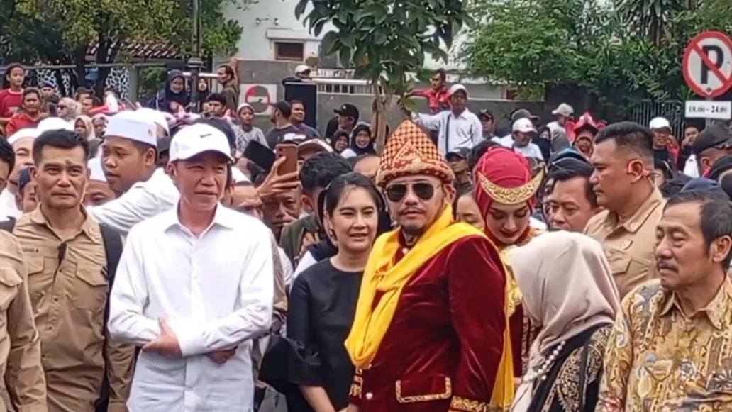 Ribuan Warga Padati Kirab Budaya PSI di Tegal, Jokowi Jalan Kaki Kaesang Naik Gajah
