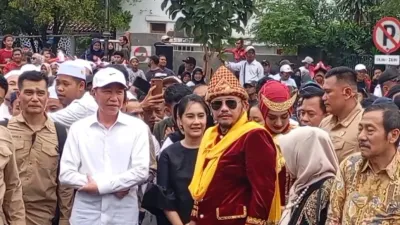Ribuan Warga Padati Kirab Budaya PSI di Tegal, Jokowi Jalan Kaki Kaesang Naik Gajah