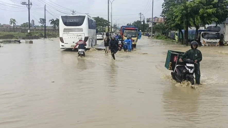 Genangan banjir setinggi 30 hingga 60 sentimeter merendam Jalur Pantura di perbatasan Kabupaten Tegal dan Kabupaten Pemalang akibat meluapnya Sungai Rambut, sehingga arus lalu lintas tersendat, Senin (16/2/2026).