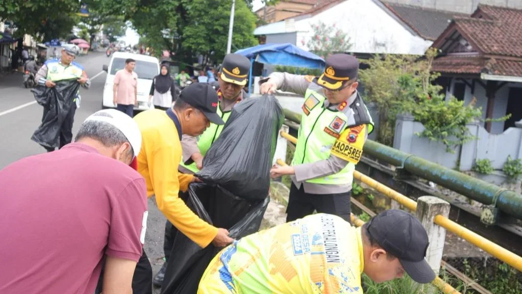 Ratusan personel TNI-Polri, Pemkab Pekalongan, dan relawan gotong royong wujudkan lingkungan asri di Kota Santri.