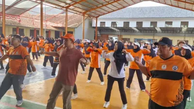 300 Warga Senam Sehat Bareng Anggota Komisi E DPRD Jateng di Bumiayu