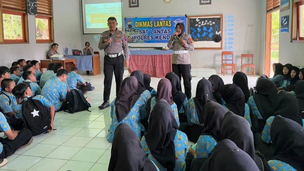 Tak Hanya Tertib Lalu Lintas, Pelajar SMPN 3 Patean Diajak Perangi Bullying