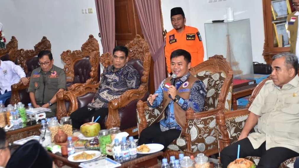 Bupati Tegal Ischak Maulana Rohman memaparkan penanganan bencana yang dilakukan Pemkab Tegal dihadapan Ketua MPR RI Ahmad Muzani di Rumah Dinas Bupati Tegal, Senin ,16 Februari 2026.