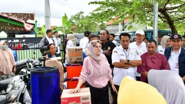 Bupati Fadia Kunjungi Posko Banjir Pekalongan dan Salurkan Bantuan di Desa Pesanggarahan