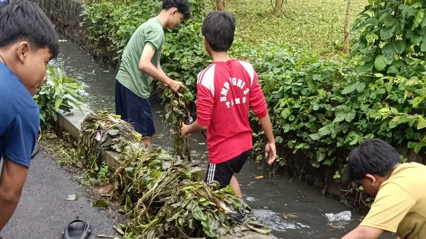Sambut Ramadan, Santri Ponpes KH Zainal Asyikin Bersih-Bersih Lingkungan