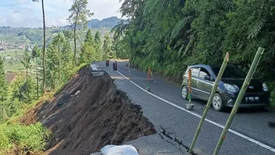 Jalan Sirampog–Bumijawa Longsor, Jalur Vital Terancam Putus