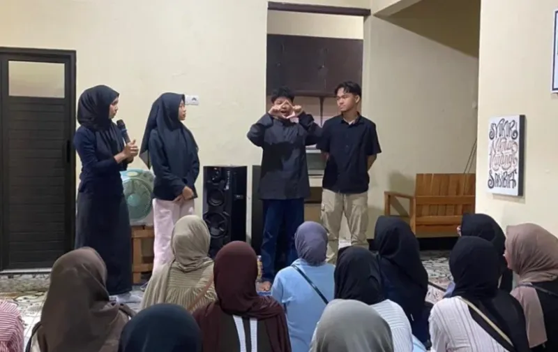 Ngabuburit, Gen Z di Batang Gelar Pelatihan Bahasa Isyarat