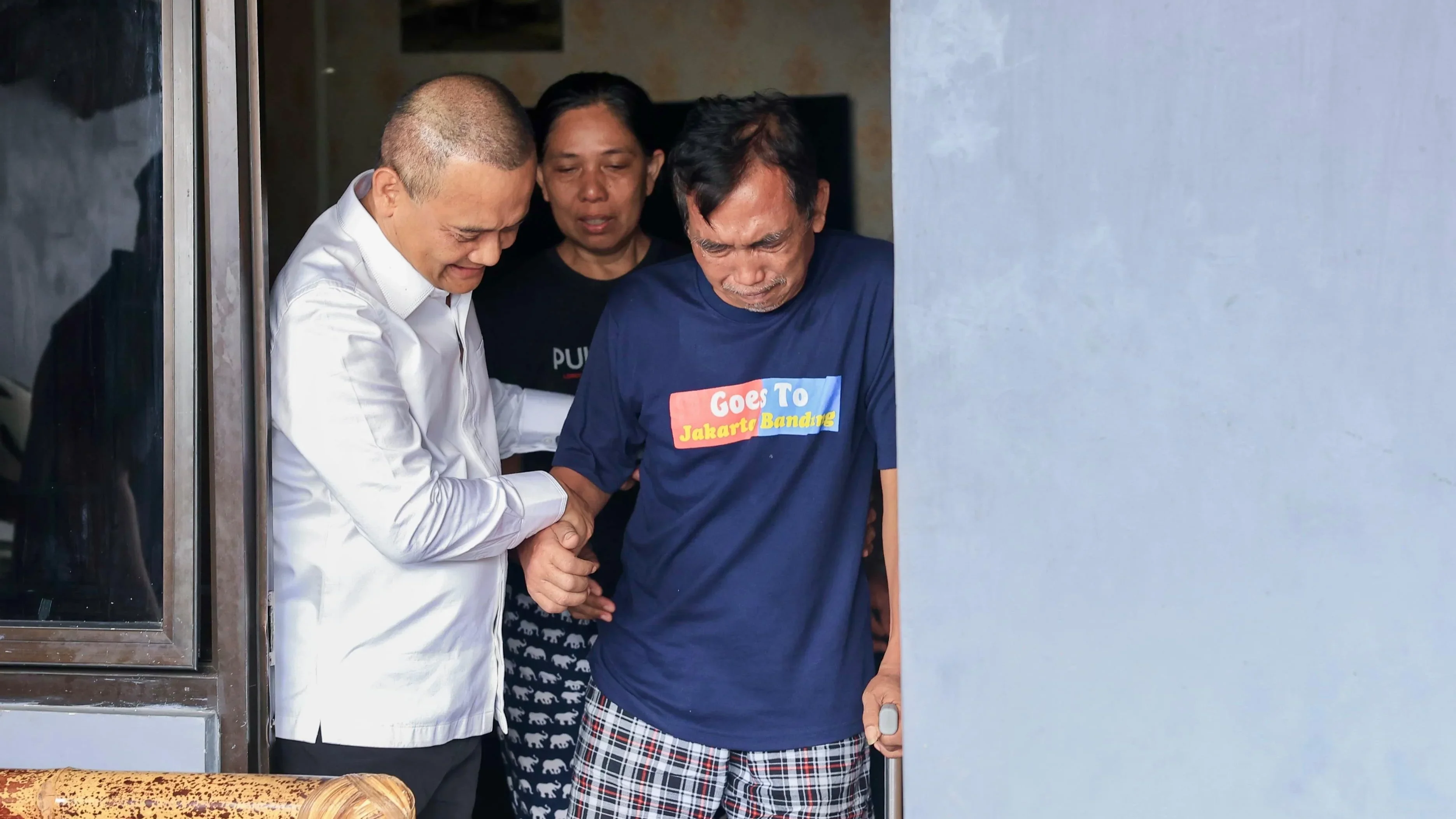 Didatangi Gubernur Ahmad Luthfi, Warga Korban Tanah Amblas di Ungaran Tak Kuasa Menahan Haru