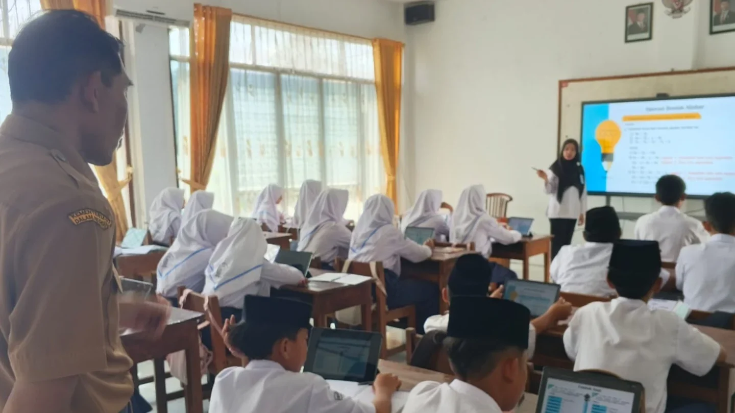 Proses belajar di dalam kelas pondok modern selamat Kendal. edhot