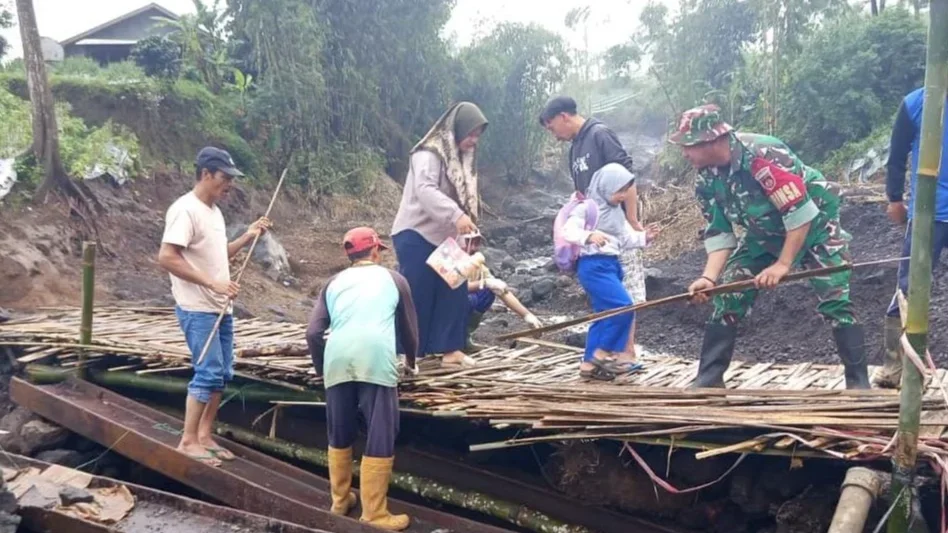 Anggota TNI Bangun Jembatan Darurat untuk Warga Desa Penakir