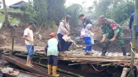 Anggota TNI Bangun Jembatan Darurat untuk Warga Desa Penakir Pemalang