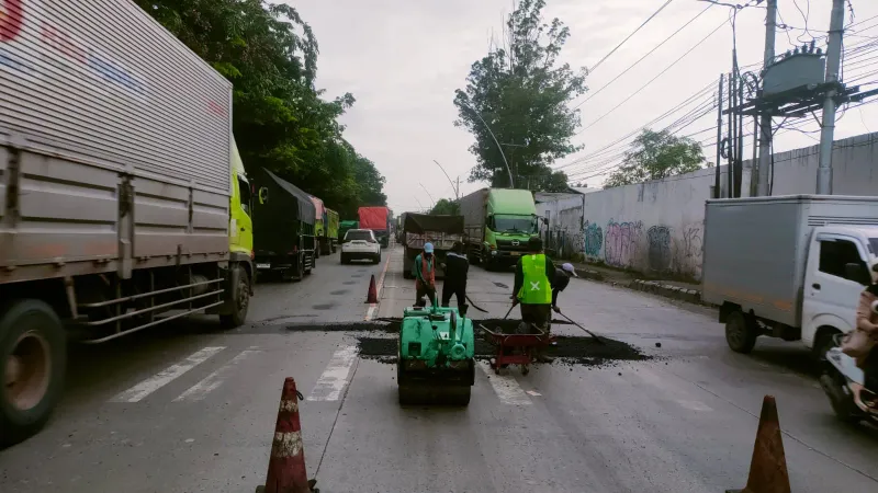 Perbaikan Dadakan di Jalur Pantura Tegal, Lalin Semrawut Tanpa Pengaturan