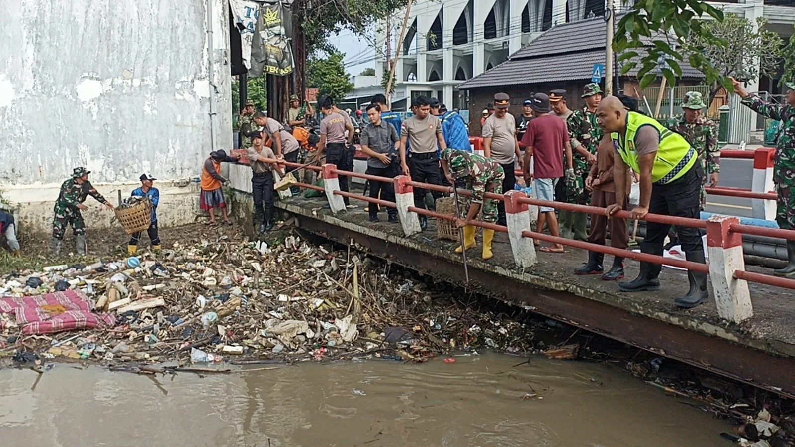 Kondisi sungai  kendal yang dipenuhi sampah. edhot