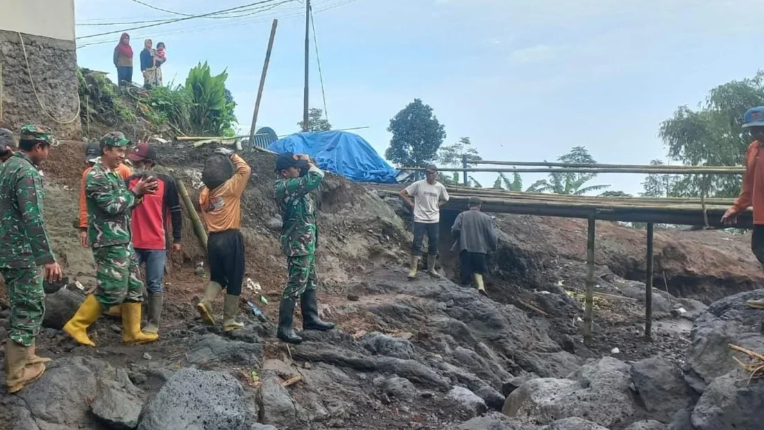 Anggota TNI Bantu Pembuatan Jembatan Armco di Desa Penakir Pemalang