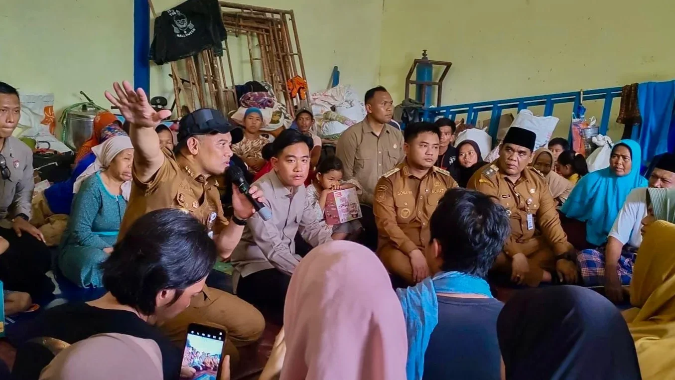 Gubernur Jawa Tengah Ahmad Luthfi mendampingi Wakil Presiden RI Gibran Rakabuming Raka meninjau lokasi bencana tanah bergerak di Desa Padasari, Kabupaten Tegal, Jumat, 6 Februari 2026.