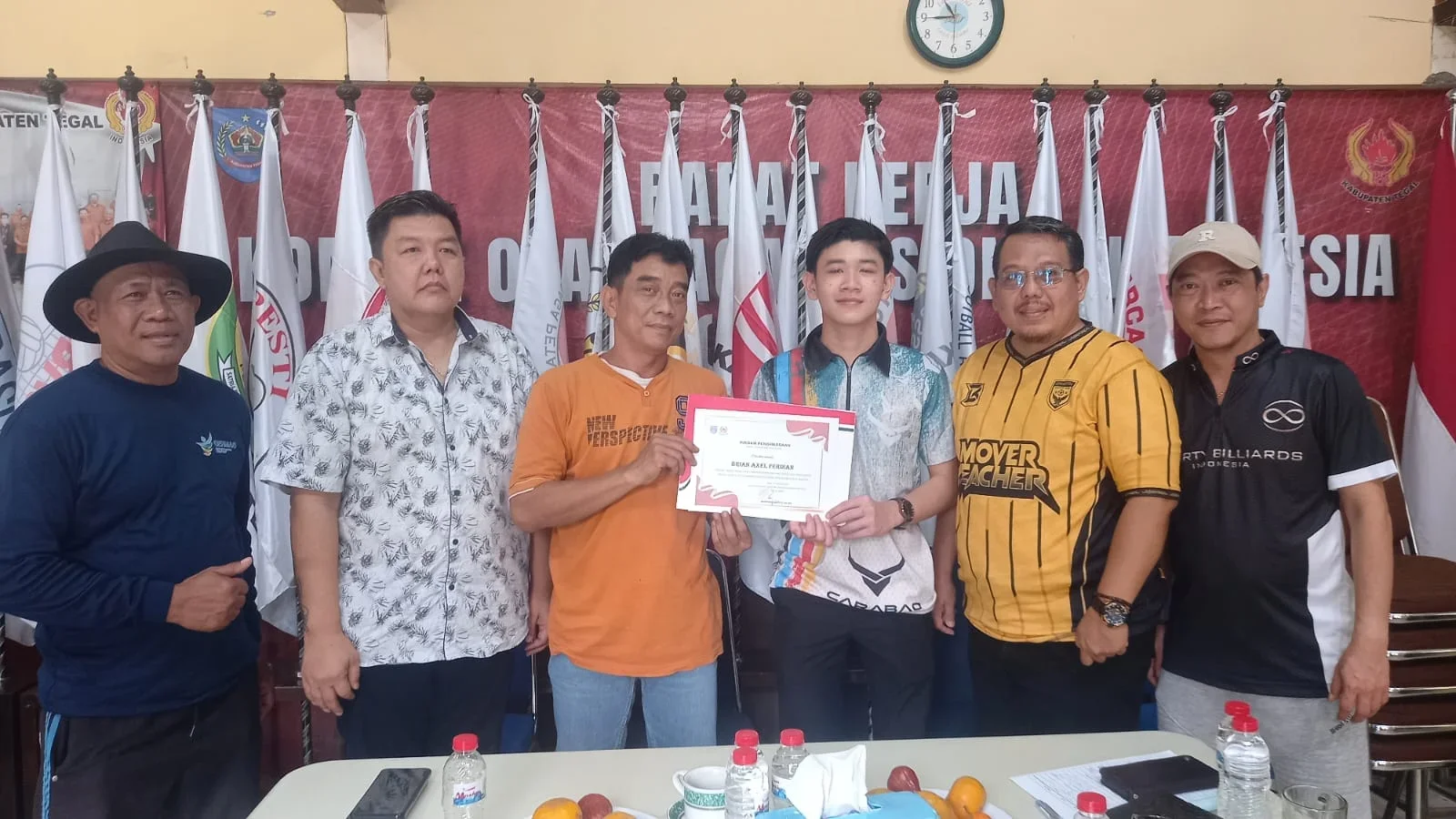 Ketua Umum KONI Kabupaten Tegal Bambang Asmoyo dan Kabid Olahraga Disporapar Kabupaten Tegal Nurkhakim menyerahkan penghargaan kepada pebiliar muda Brian Axel Ferdian di Kantor KONI Kabupaten Tegal, Jumat , 13 Februari 2026.