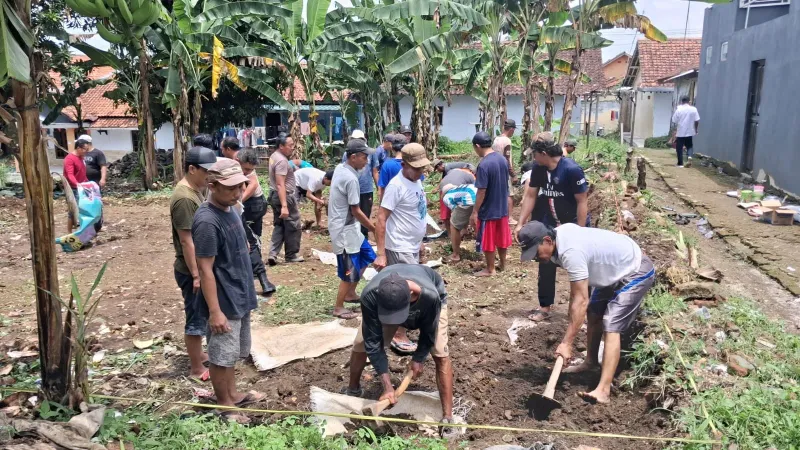 Polres Tegal Siapkan Mushola Sementara Bagi Warga Desa Kajen
