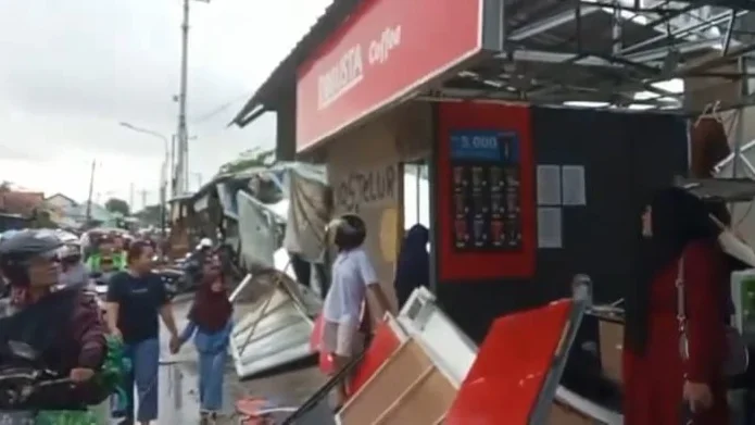  Belasan rumah dan lapak kios di Kecamatan Comal, Kabupaten Pemalang rusak setelah diterjang angin puting beliung saat hujan deras, Kamis 19 Februari 2026. 