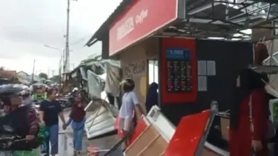 Belasan Rumah dan Lapak Rusak Akibat Puting Beliung di Comal Pemalang