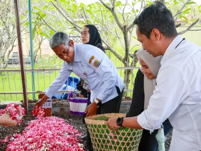 Sekda Jateng Sampaikan Duka Cita di Pemakaman Mertua Gubernur Ahmad Luthfi