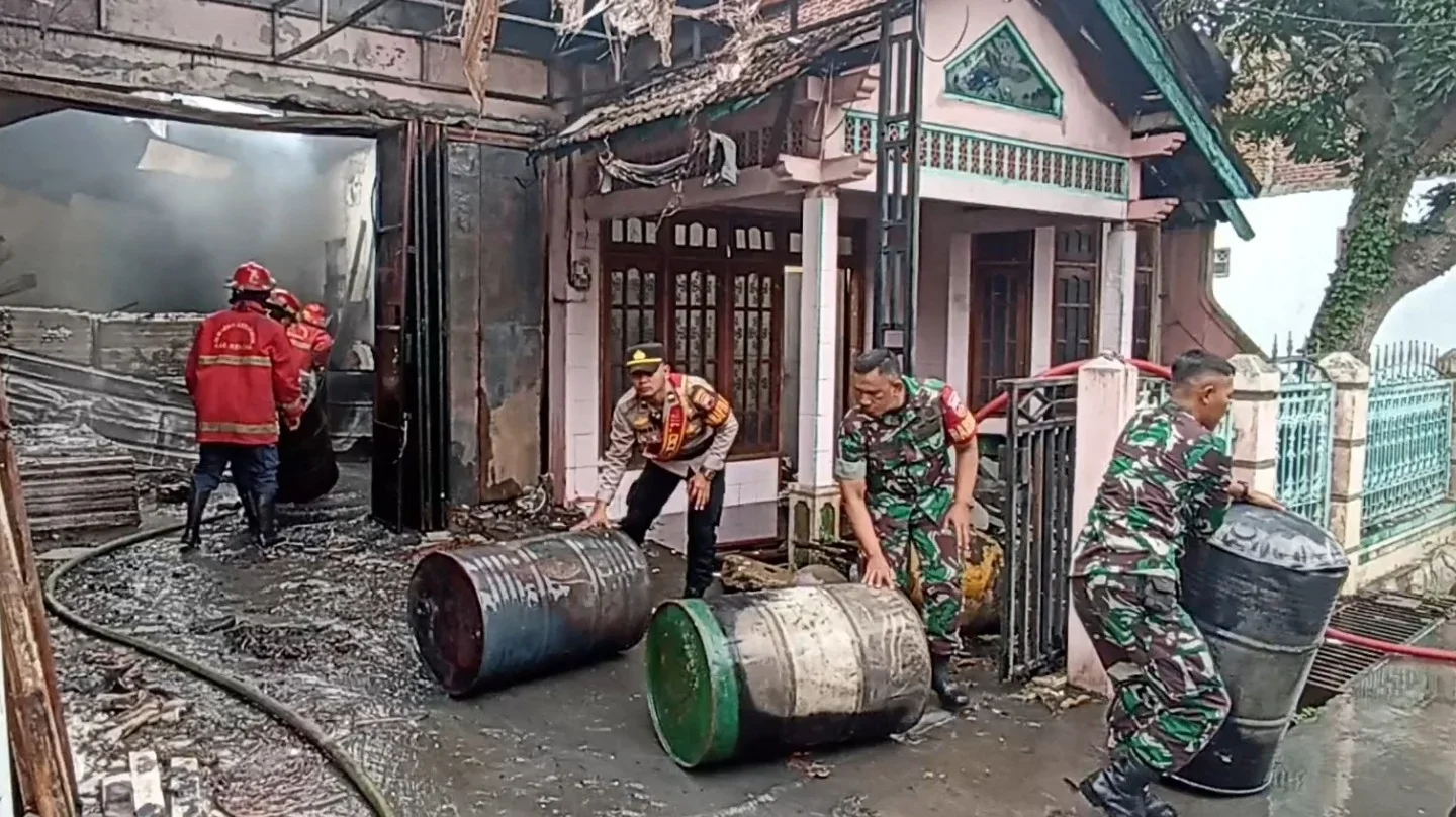 Korsleting Listrik Diduga Picu Kebakaran Gudang Tiner di Langenharjo Kendal