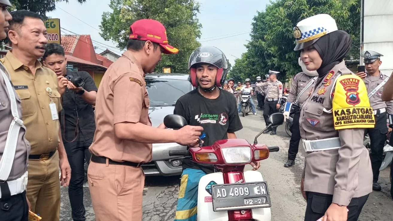 Gelar Sosialisasi Lalu Lintas, Satlantas Polres Tegal Bagikan Helm SNI dan Coklat