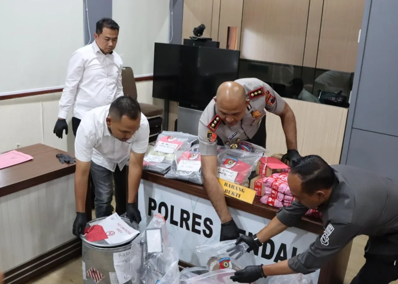 Polres Kendal Tetapkan Dua Peracik Mercon Tersangka Usai Ledakan Rumah Produksi
