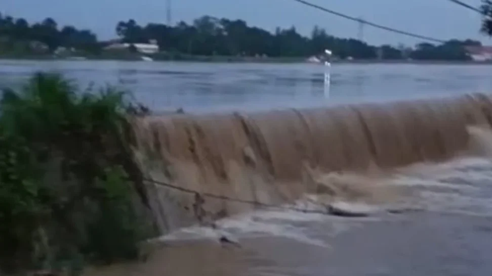 Ciranggarung Meluap, Ratusan Rumah di Losari Terendam Banjir