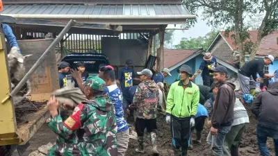 Anggota TNI Bersihkan Material Sisa Banjir Bandang di Desa Penakir Pemalang