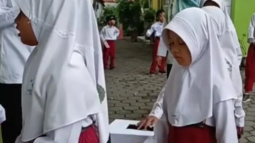 Peduli Bencana Tanah Bergerak di Padasari, Siswa MI Maarif NU Kertayasa Tegal Galang Donasi