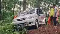 Rem Tak Berfungsi, Avanza Terperosok di Turunan Tajam Jalan Gunung Lio Salem