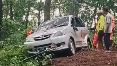Rem Tak Berfungsi, Avanza Terperosok di Turunan Tajam Jalan Gunung Lio Salem