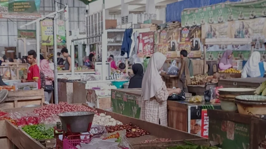  Aktivitas pedagang dan pembeli di Pasar Seng Bumiayu, Kabupaten Brebes.